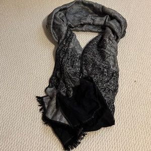 Reversible black scarf